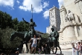 У памятника Сервантесу и его главным героям - Дон-Кихоту и Санчо Пансе всегда много людей...